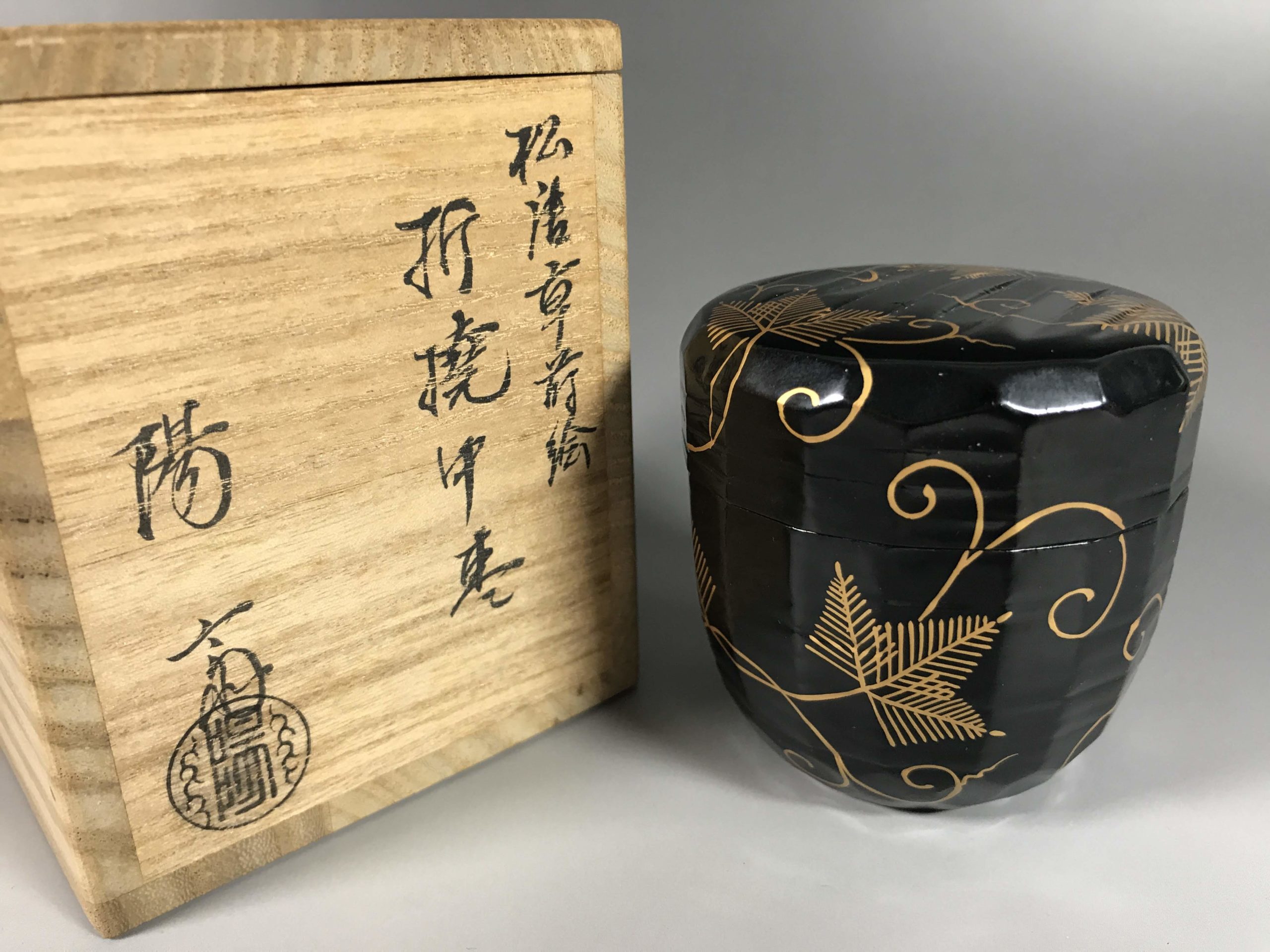 松・唐草の文様が施された棗と箱