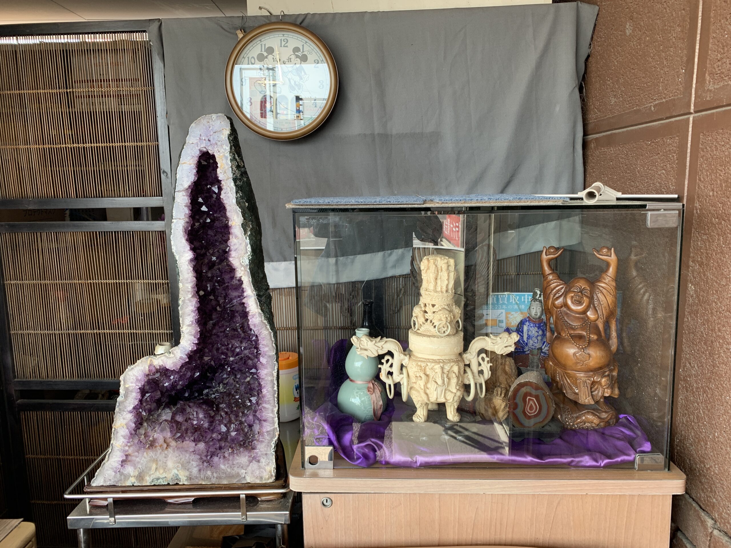 ガラスケース展示の置物・原石