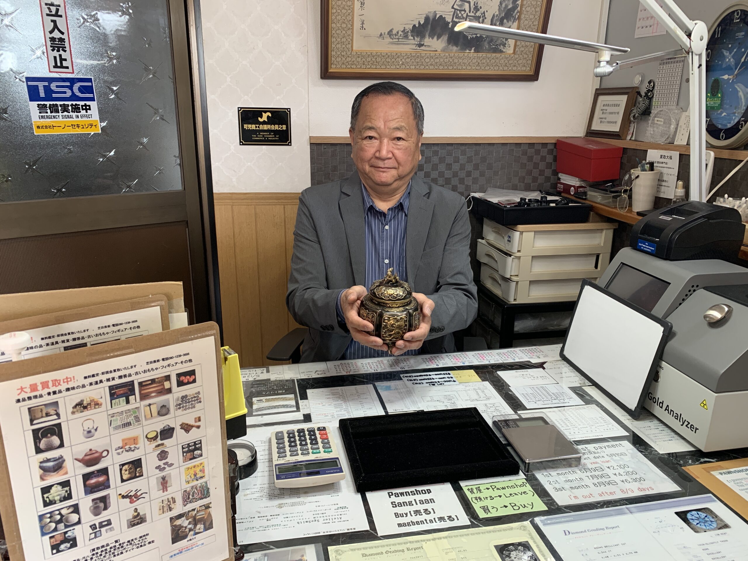代表 芝田誠 香炉を鑑定中