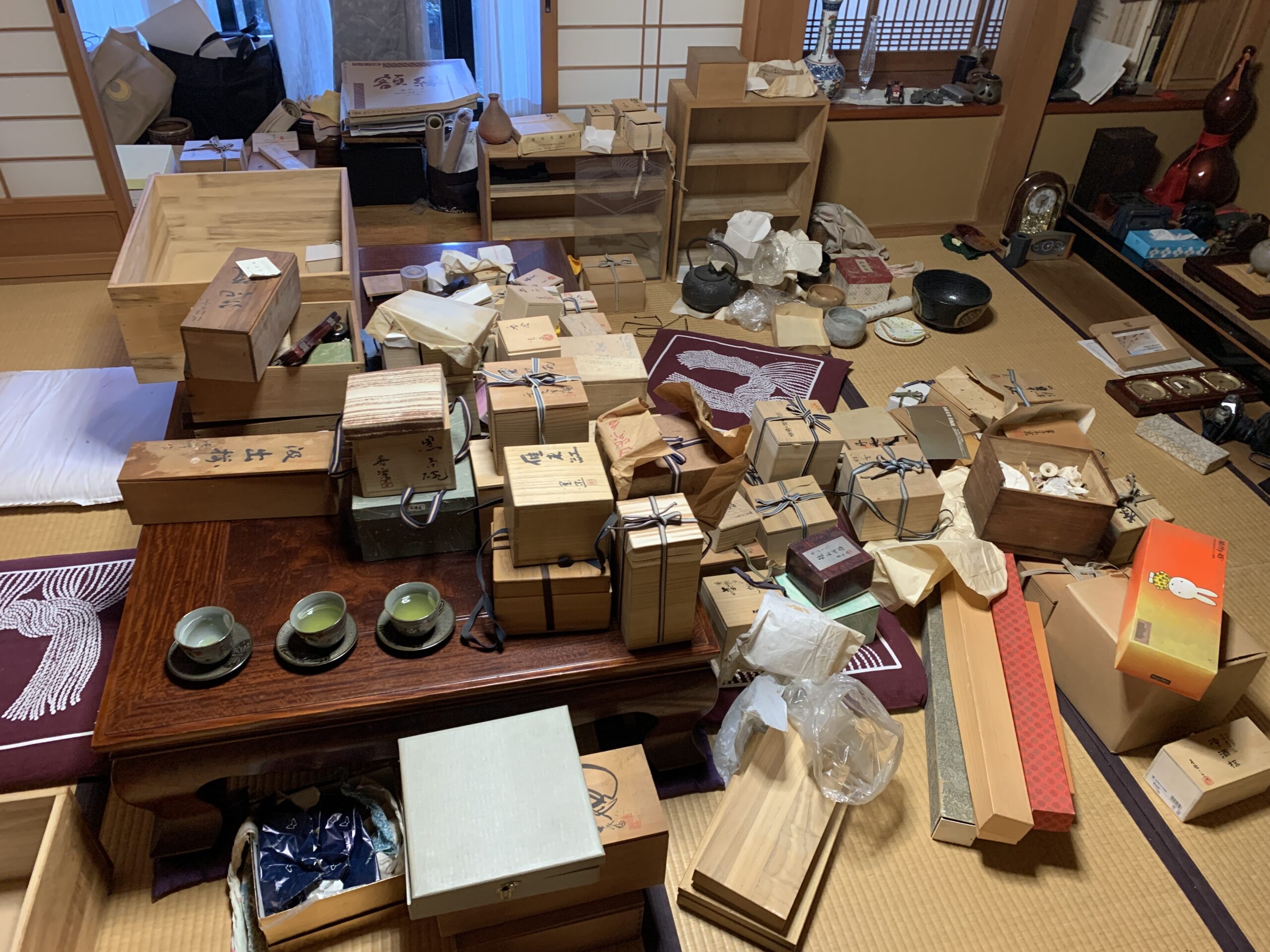 和室に並ぶ買取品(茶道具・骨董品)