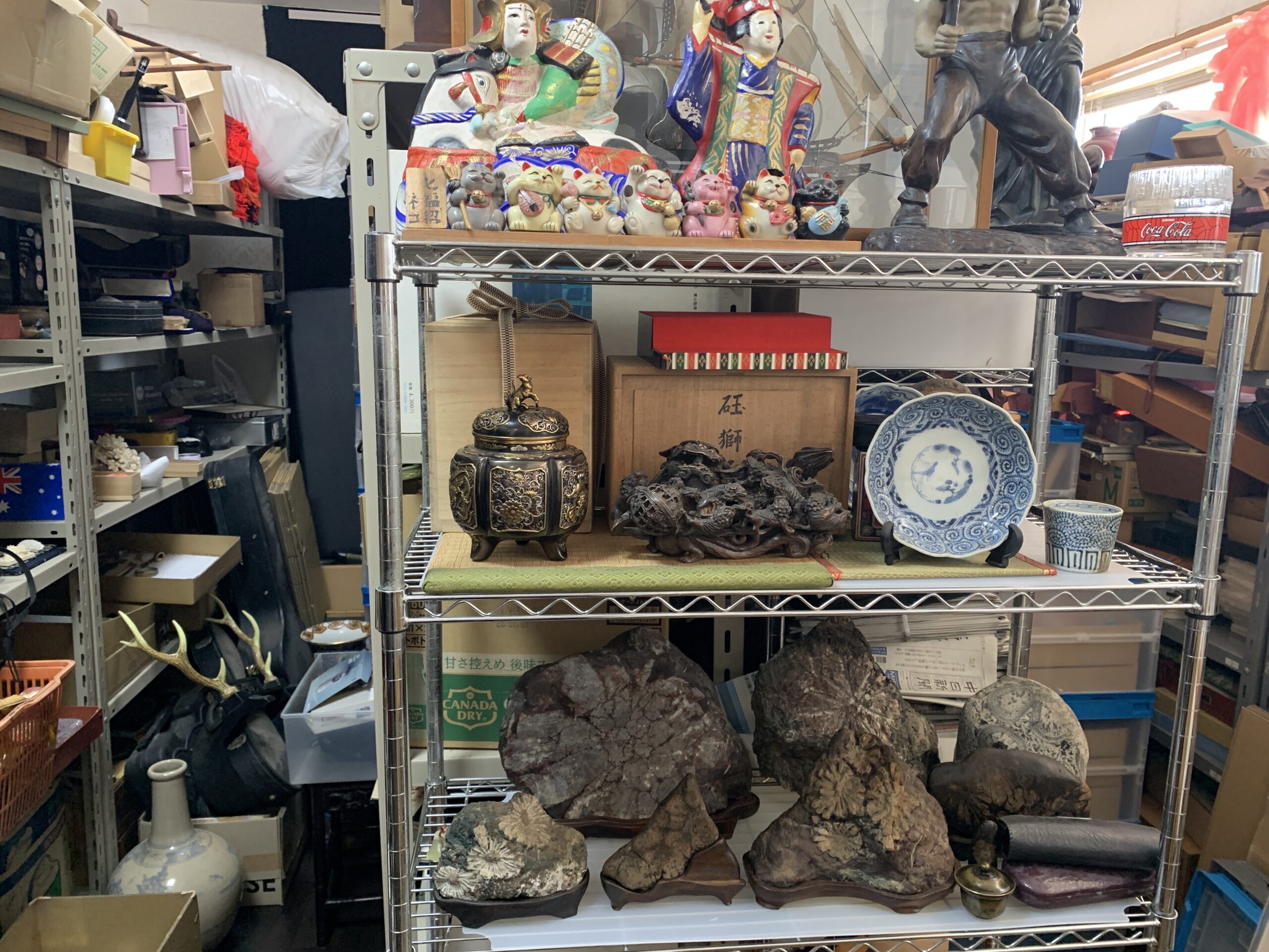 芝田美術の店内在庫(仏像・置物・原石)