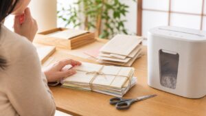 陶器の底面に刻まれた陶印・窯印のクローズアップ