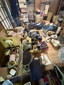 箱や籠にまとめて保管されていた茶道具や陶磁器