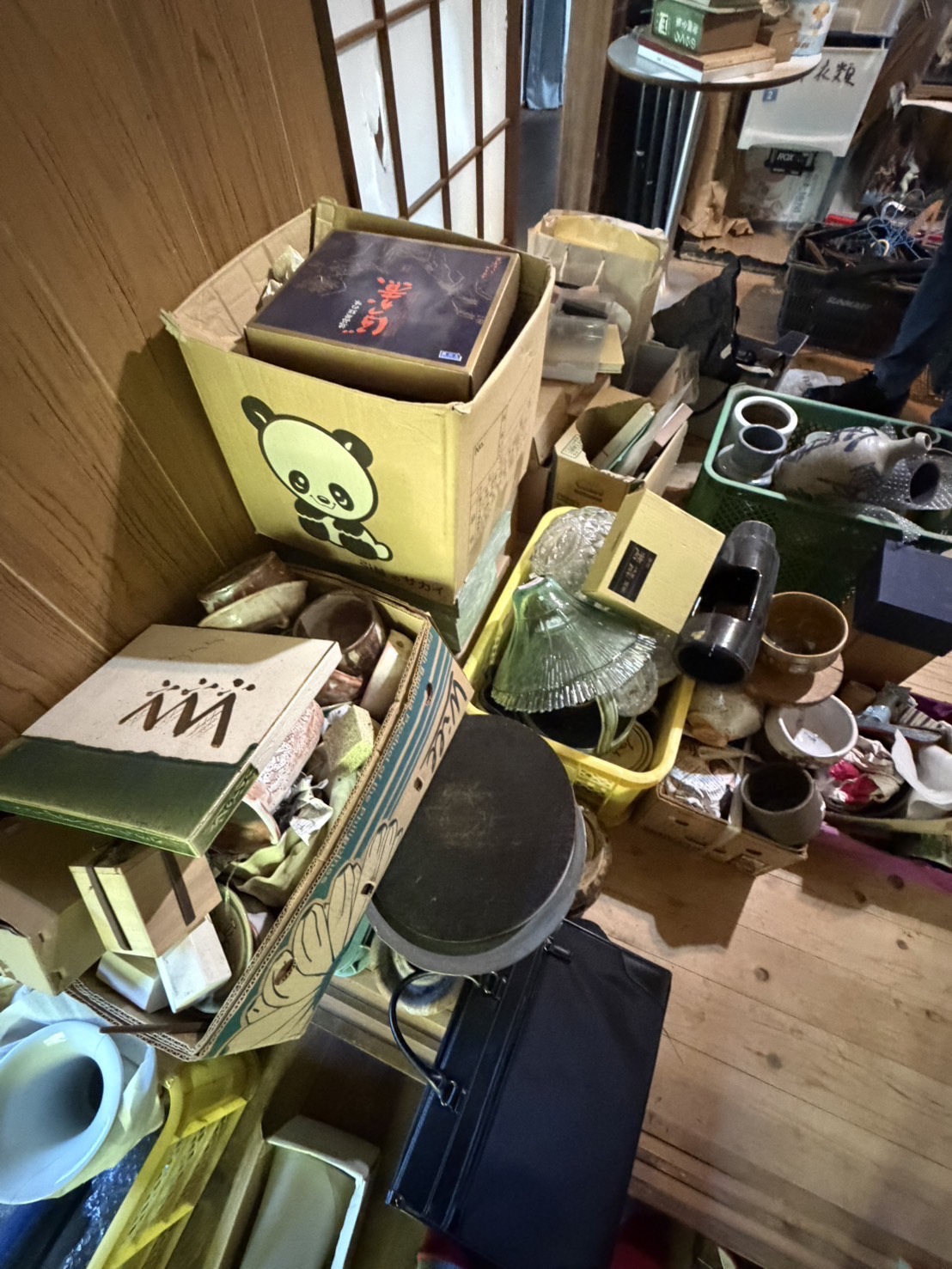 仕分け前の茶道具や陶磁器の買取品