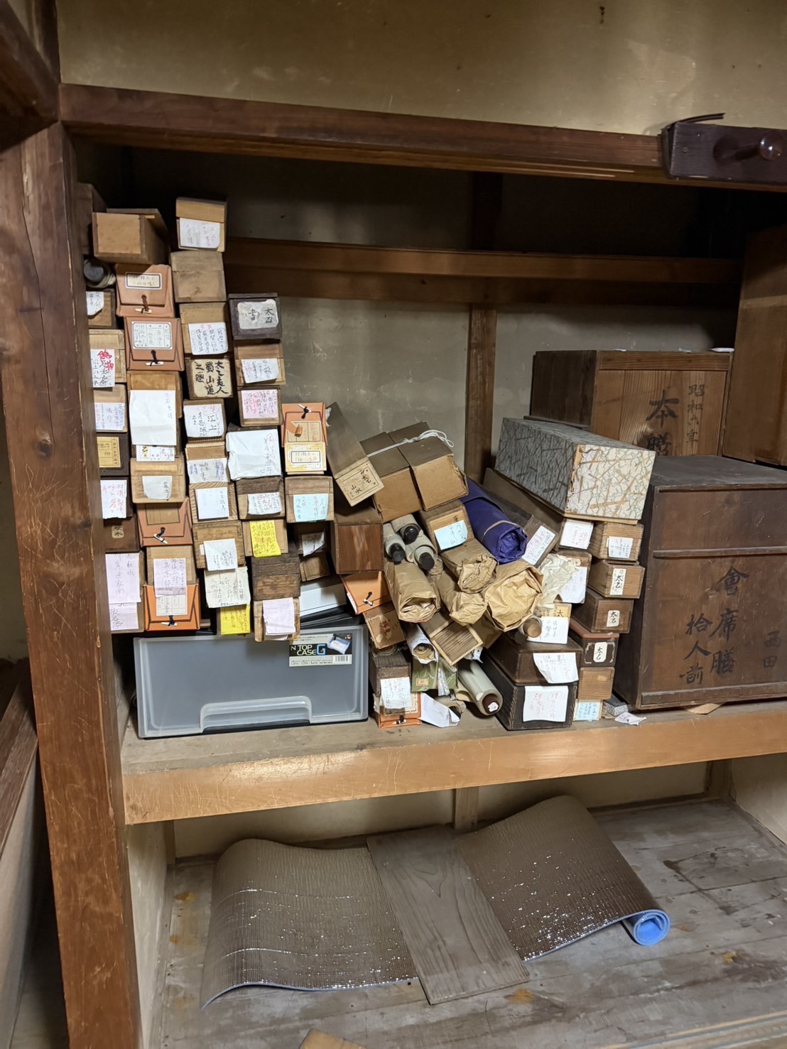 押入れに保管されていた箱入りの品と掛軸類