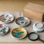 九谷焼の小皿を査定する際の確認項目を表した生成画像
