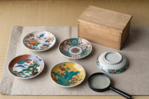 九谷焼の小皿を査定する際の確認項目を表した生成画像