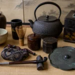複数種類の骨董品を査定する場面を表した生成画像