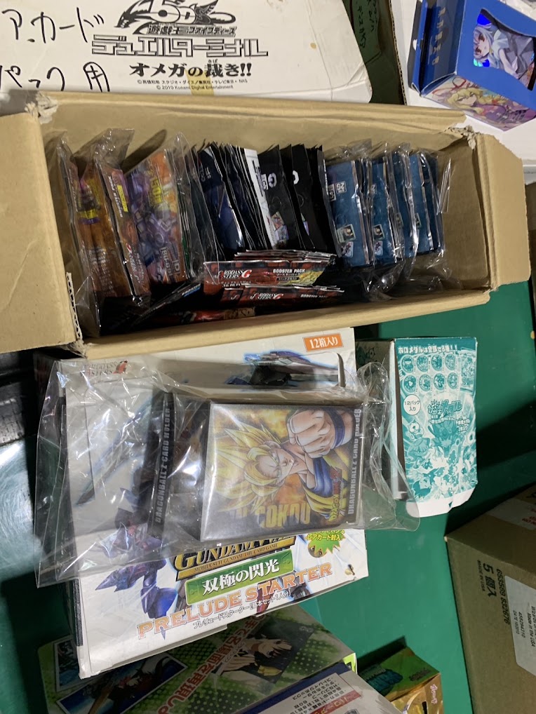 箱にまとめて保管されていたトレーディングカードとカード関連品