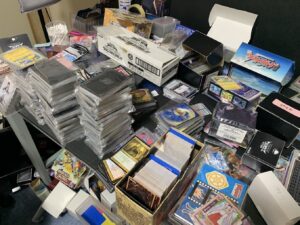 複数種類のトレーディングカードとカードケースの買取品