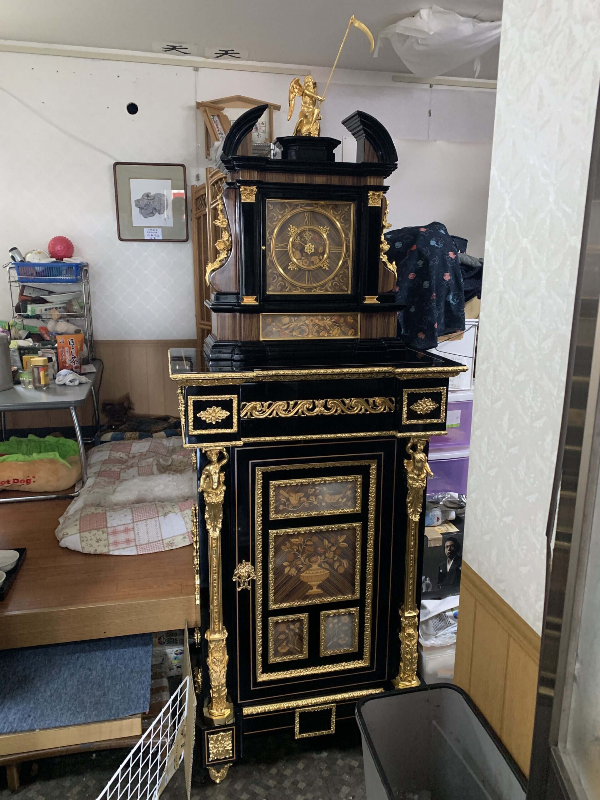 黒と金色の装飾が施された大型時計