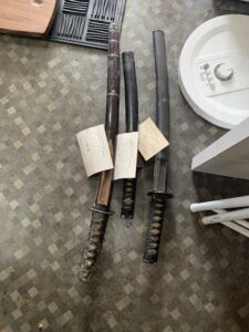 登録証類とともに保管されていた刀剣と拵え