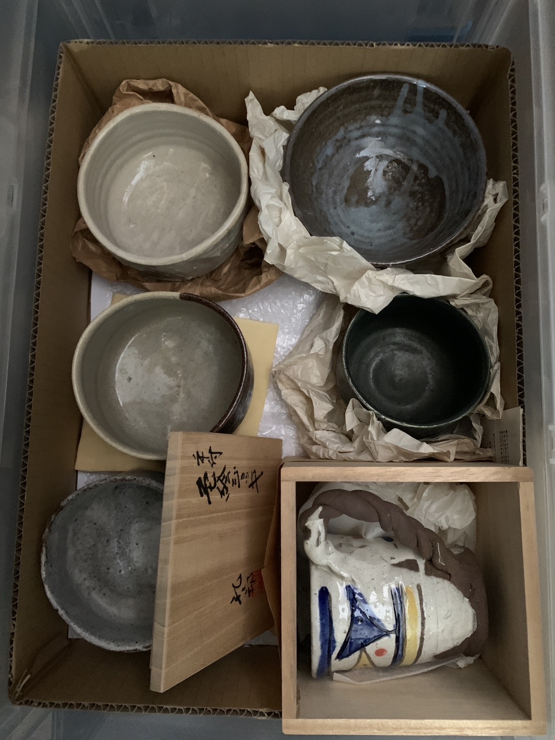 茶碗や鉢と箱入りの陶器