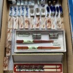 箸置きや箸と小さな陶磁器類