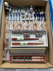 箸置きや箸と小さな陶磁器類