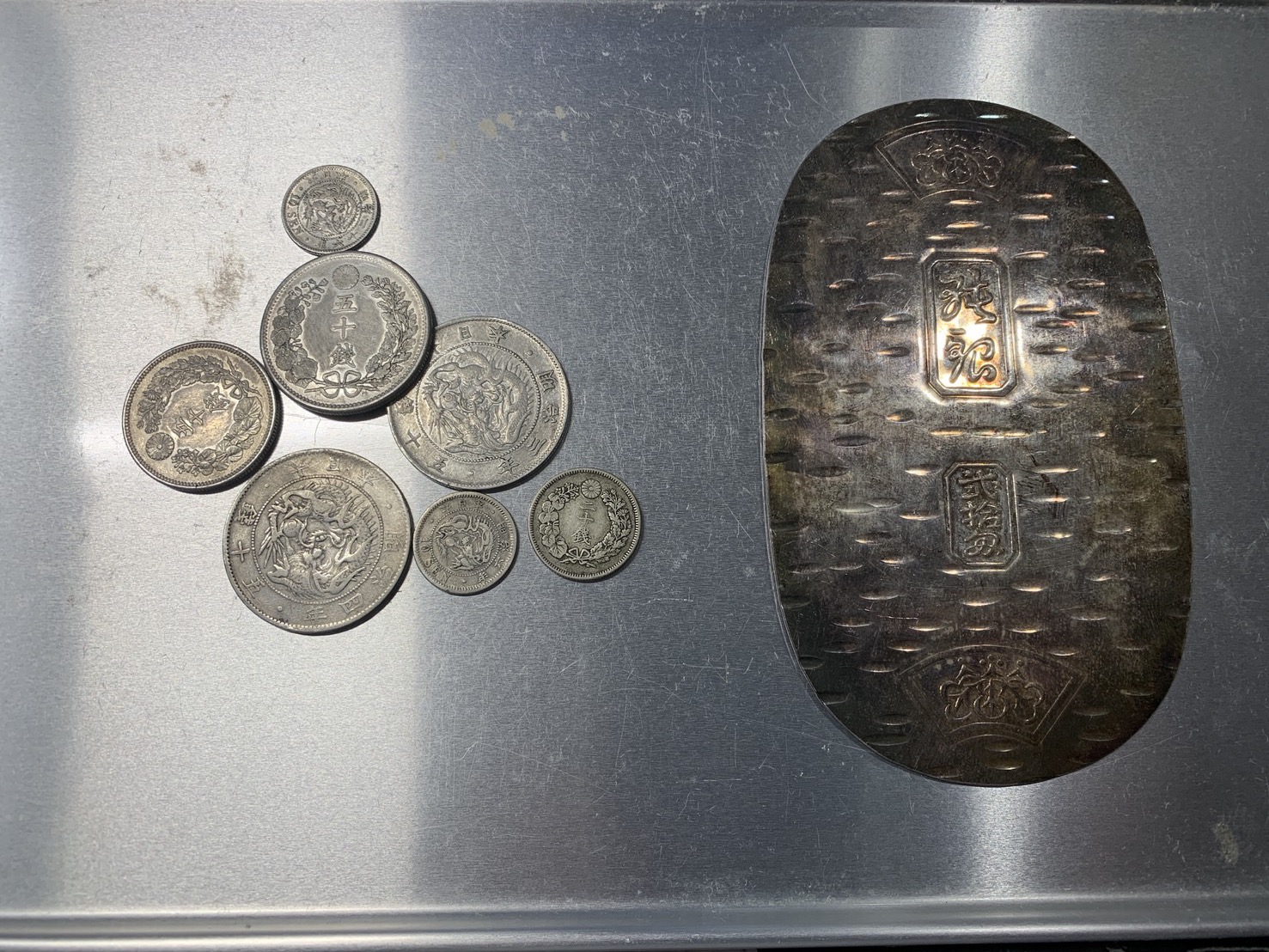 古い硬貨と金属製品