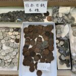 仕分けされた日本の古銭や硬貨類