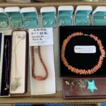 箱に仕分けされたネックレスやイヤリングなど