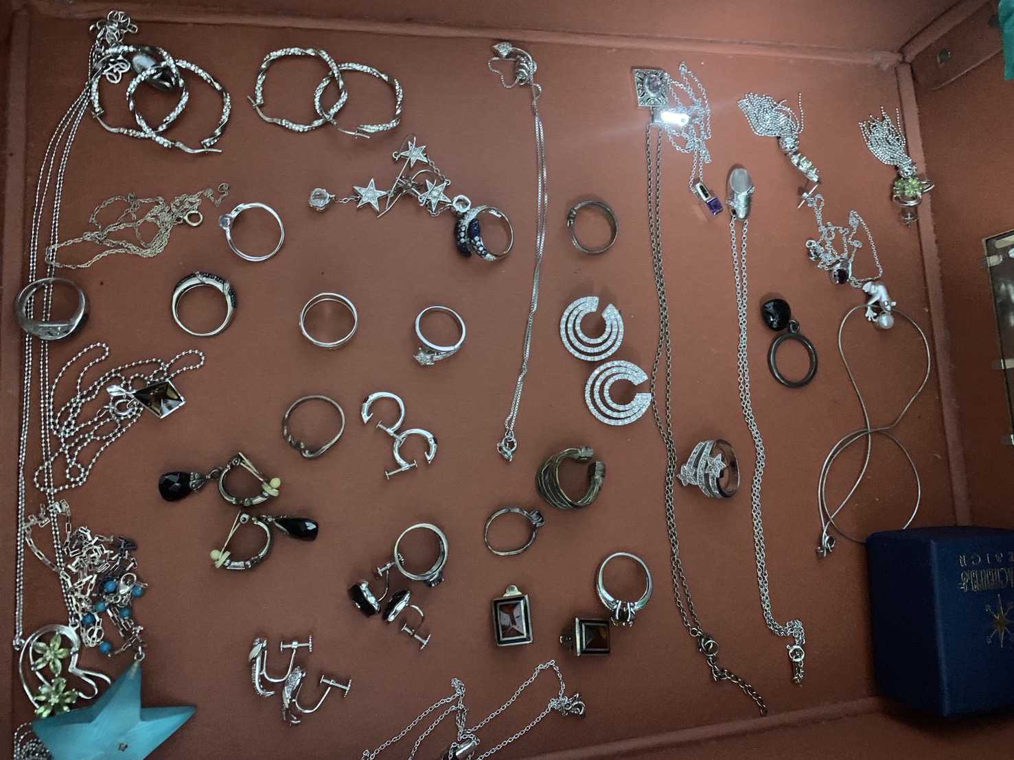 指輪やネックレスなどのアクセサリー